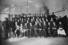Kunstikooli Pallas õppejõud ja õpilased (1920. aastad). Konrad Mägi istub ees keskel. Tartu Kunstimuuseumi arhiiv