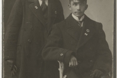 Mägi vanema vennaga umbes aastal 1900. Eesti Kunstimuuseumi fotokogu